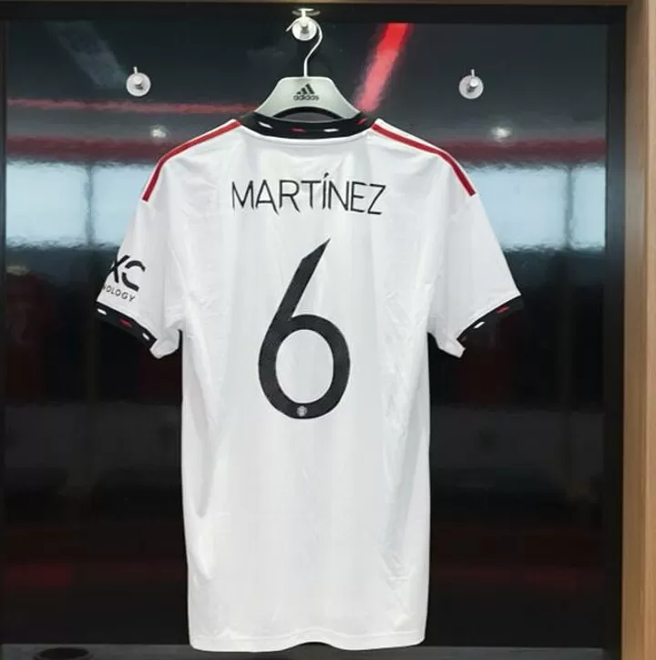 Fans delighted as Man United confirm Lisandro Martinez will take