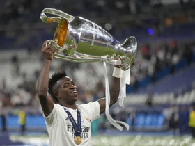 Vinicius - từ kẻ bị hoài nghi thành biểu tượng của Real