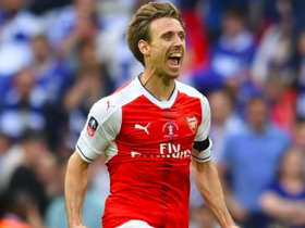 Cựu sao Arsenal tuyên bố giải nghệ