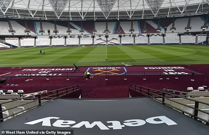 West Ham Install Long Awaited Claret Pitch Surround At London Stadium All Football