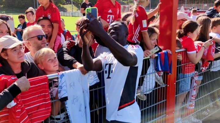 Sadio Mane signed autographs to fans for 105 minutes after today's open training| All Football