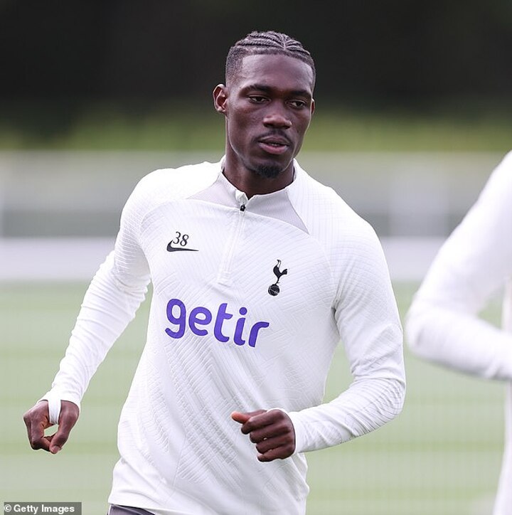 I want to be like you one day”- Tottenham's Yves Bissouma gives message to  Man City legend