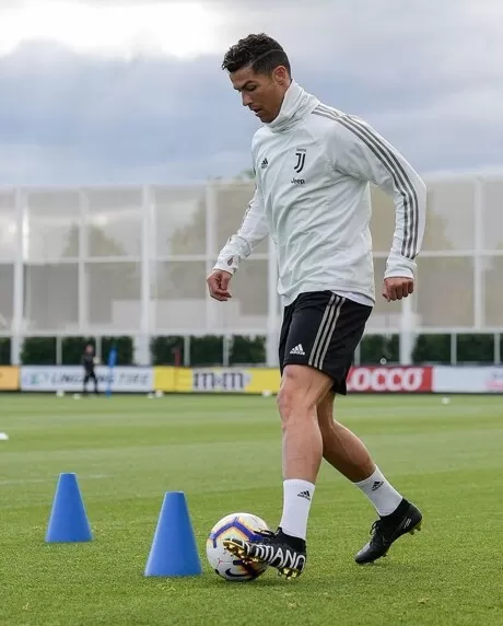 Ronaldo sale boots juventus