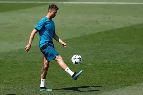 Ronaldo trains at Real Madrid's Valdebebas while awaiting next club move