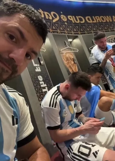 Messi wears three stars Argentina jersey in the stadium