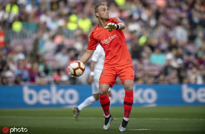Man Utd Courting Cillessen To Replace De Gea Daily Record All