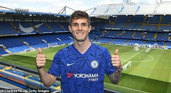 Look who s here Pulisic poses in Chelsea shirt at Stamford Bridge