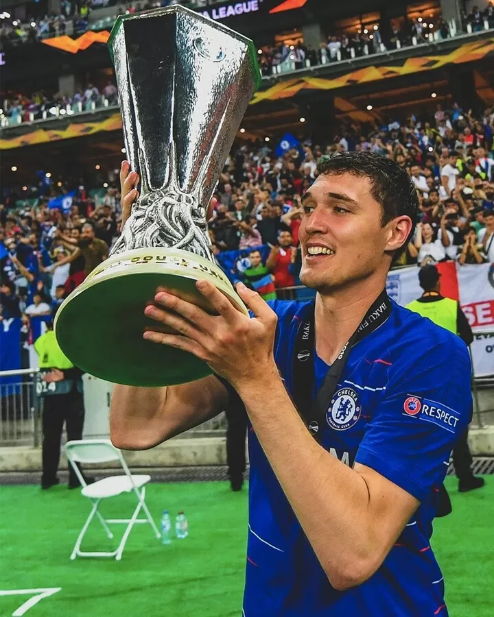 Chelsea Players Celebrate With The Trophy After The Victory In Uel Final All Football