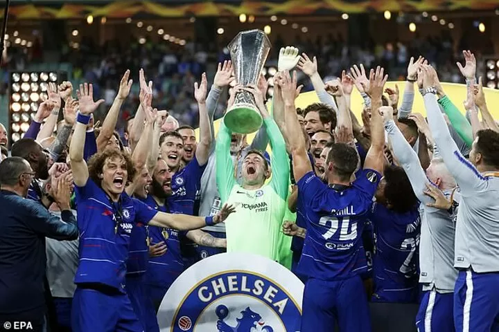 Rob Green does a John Terry by wearing full Chelsea kit to lift