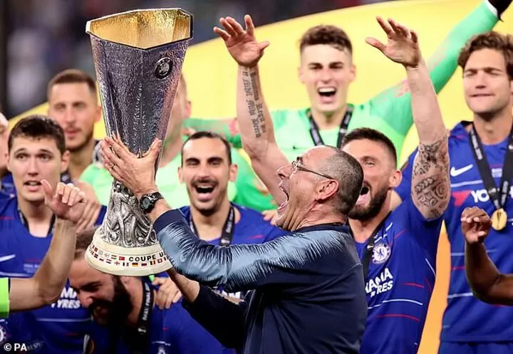 Sarri Reacts In Disbelief After Picking Up His Europa League Winners Medal All Football