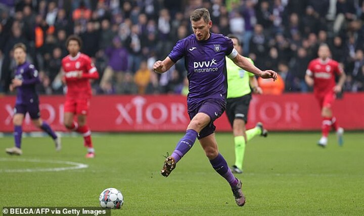 Jan Vertonghen of Anderlecht in action with the ball during the News  Photo - Getty Images