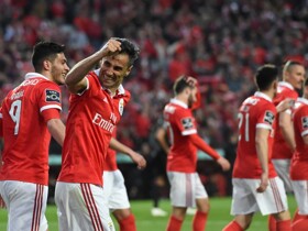 Com gols de Jonas e pênalti com VAR, Benfica vence e assume liderança