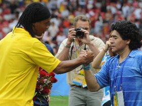 Cựu sao MU gia nhập 'CLB vỡ nợ' cùng Maradona và Ronaldinho