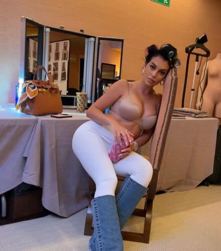 Georgina Rodriguez strips down to bra for steamy photo shoot