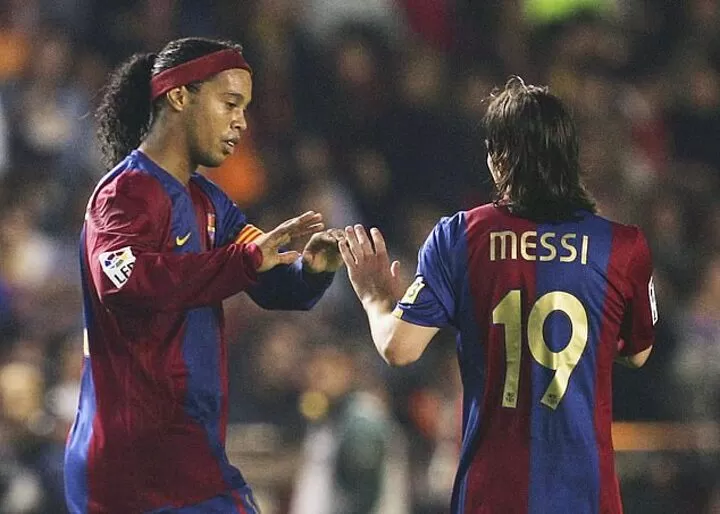 Ronaldinho a Lionel Messi