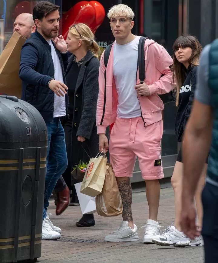 Garnacho heads out shopping with pregnant girlfriend in matching