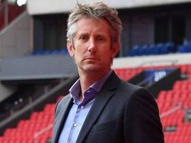 Van der Sar, estable tras sufrir un derrame cerebral