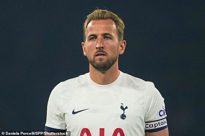 🤬 The reporter who brought the Harry Kane Bayern shirt to Postecoglou's  press conference in Thailand was BILD's Max Schrader. Ange…