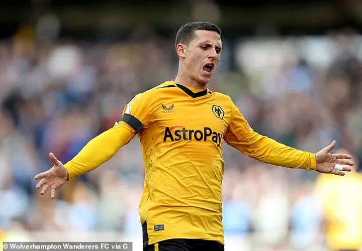 Wolverhampton wanderers training 2024 top