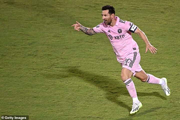 Lionel Messi ties game with incredible free kick against FC Dallas