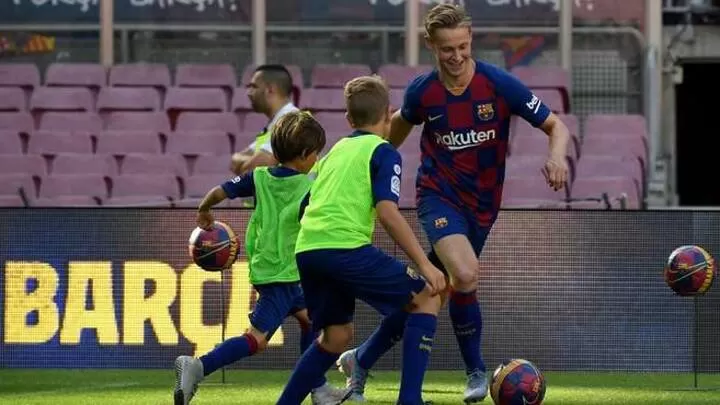 De Jong Refuses To Lose The Ball Even Though Training With Children All Football