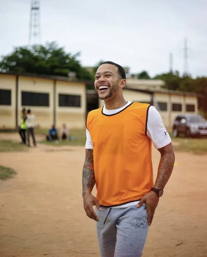What A Man Depay On A Trip To Ghana To Provide Financial Support To Schools All Football