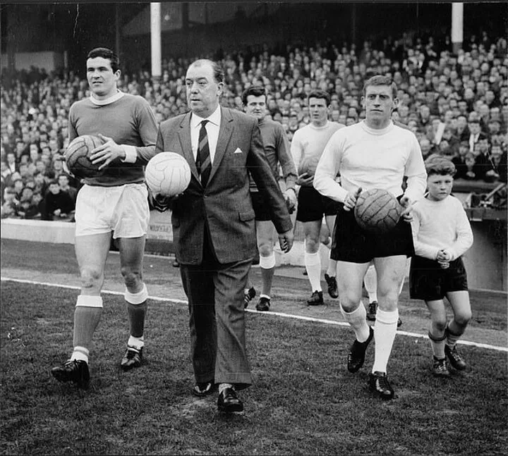 Everton y Liverpool en una jugada dividida del derbi de Merseyside