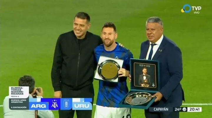 Messi and Emi, presenting their Ballon d'Or & Yashin award before the  match| All Football