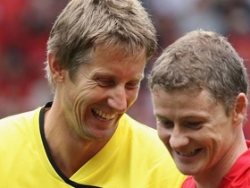 Vì Onana, Van der Sar phũ với sao M.U