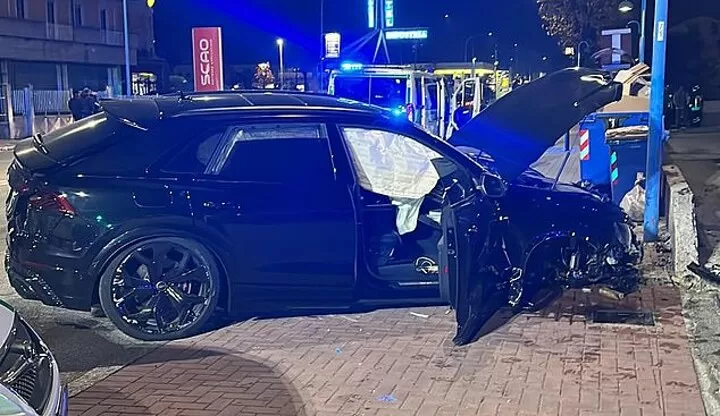 Balotelli has to be helped to an ambulance after crashing his £100,000 Audi Q8| All Football