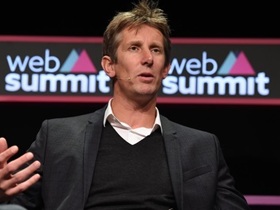 Van der Sar bình phục sau xuất huyết não