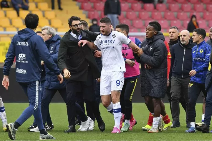 Lecce sack boss Roberto D'Aversa after apparent headbutt on Verona player|  All Football