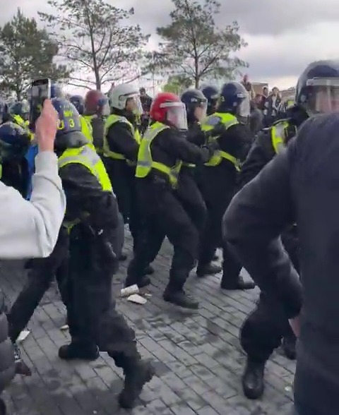 Police in riot gear clash with fans outside Tottenham Hotspur Stadium ...