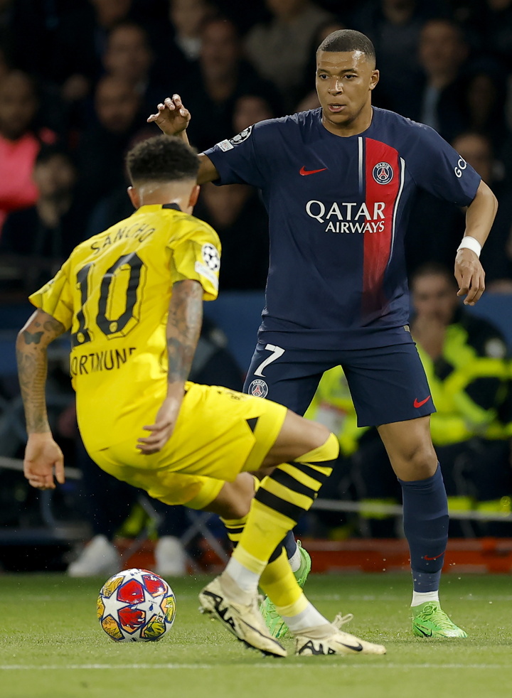 Jadon Sancho mbappe 2枚セット CgAGVmY71kGAFZPfABIaDsvnD0M827.jpg