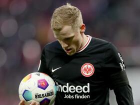Donny van de Beek báo tin dữ cho M.U