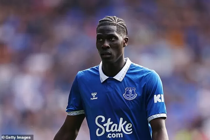 Tuyến giữa Everton bừng sáng nhờ khả năng điều tiết tuyệt vời của Tim Iroegbunam - Sự thay đổi mang tính bước ngoặt tại sân Goodison Park