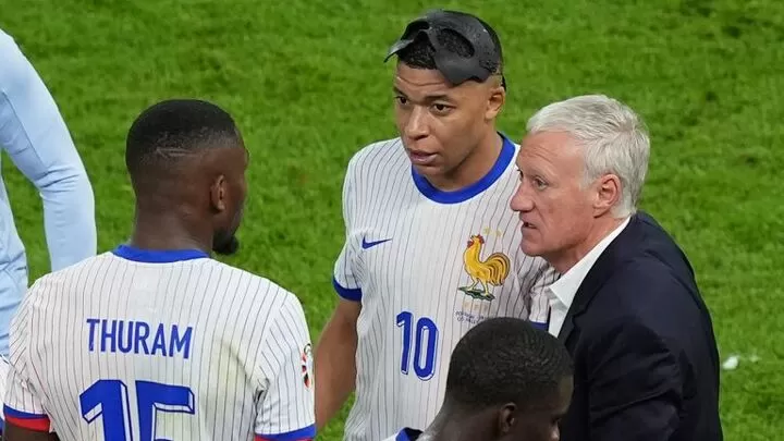 Mbappe gây tranh cãi lớn trong giờ nghỉ giữa hiệp 2 Kylian Mbappe struggles symbolic of collective ennui engulfing risk-averse France at Euro 2024 | All Football