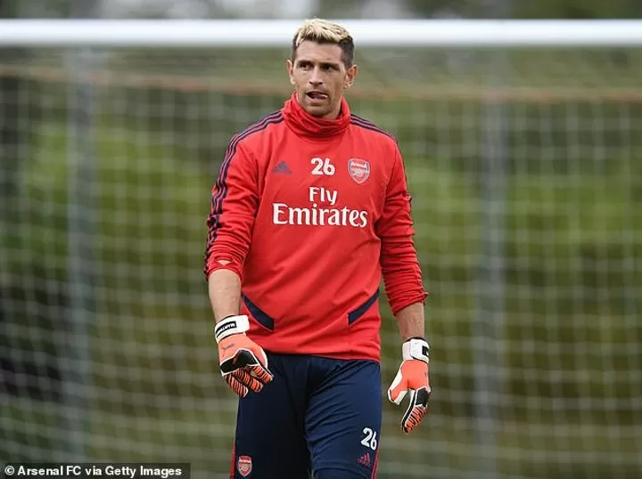 Arsenal Goalkeeper Martinez Takes Aim At Team Mate Leno In Claim For No 1 Jersey All Football