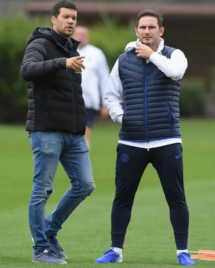 Ballack gives some advices to Lampard as he attends training at ...