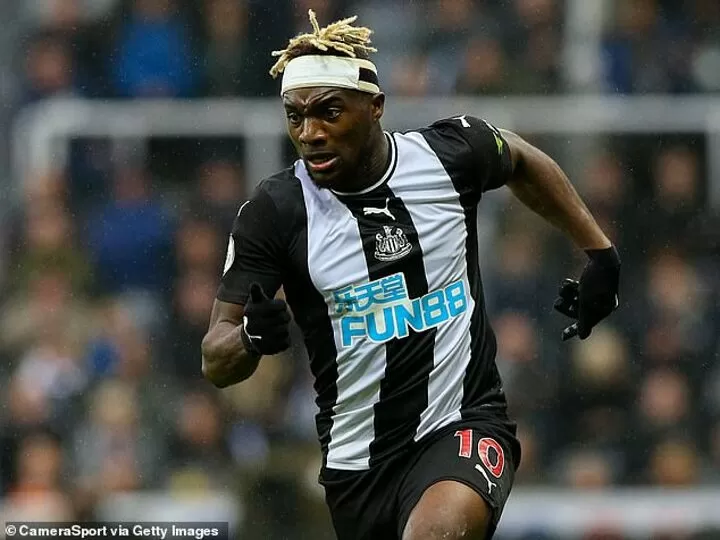 inkomen Specimen aanval Saint-Maximin forced to cover Gucci headband with a STICKER for win over  Man Utd| All Football