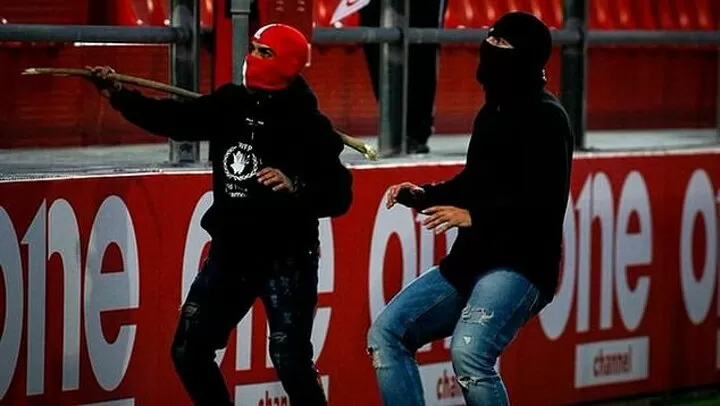 Olympiacos Hooligans Storm The Pitch And Attack Bayern Fans In