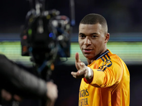 Đối thủ thán phục Mbappe giữa trận