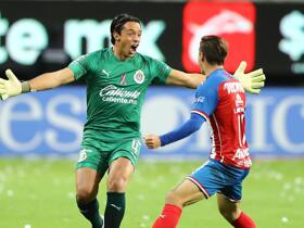 Chivas keeper scores an incredible goal from inside his OWN box 🎥