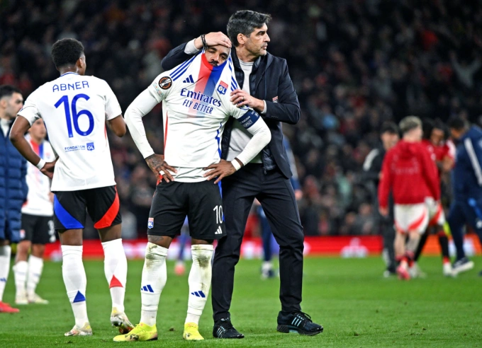 HLV Lyon: 'Thua Man Utd vì mừng sớm, mất tập trung'