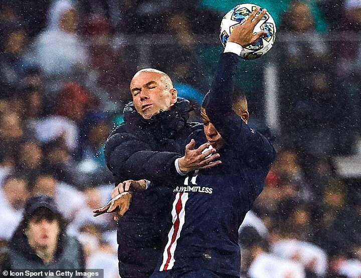 He s trying to kidnap Mbappe Fans react as Zidane collides with PSG star All Football