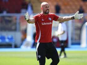 Como keeper Reina announces retirement