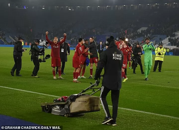 Van Dijk Moves Leicester Groundsman Out The Way Of Liverpool S Celebrations All Football