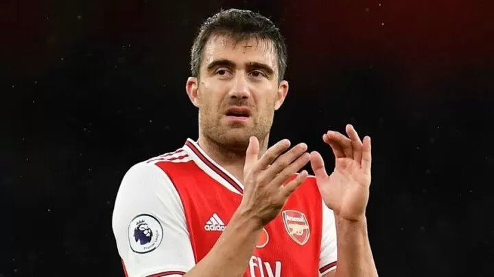 Sokratis Shows Phenomenal Strength To Hold Off 2 Players While On