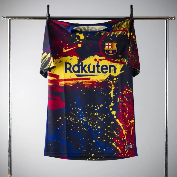 Persona a cargo del juego deportivo Contaminado Tradicion Barcelona launch 'Creme Egg' inspired training shirt| All Football