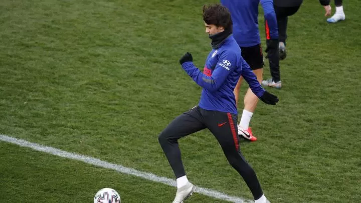 Joao Felix tries to find shooting boots in Copa del Rey All Football